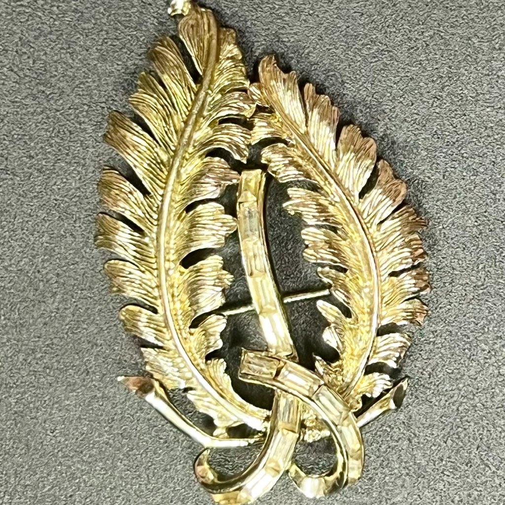 8 - May 11 - Coro Pegasus Laurel Leaves White Rhinestones 225 X 125 8$